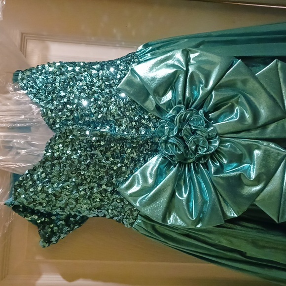 USED ONCE VINTAGE  MIKE BENET GREEN SEQUIN IRIDESCENT STRAPLESS  FORMAL SIZE 12 - Picture 6 of 8